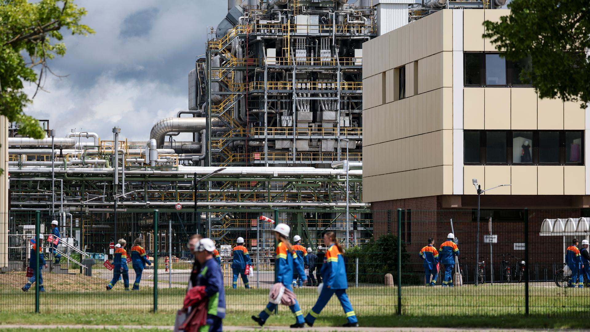 Sachsen, Böhlen: Mitarbeitende von Dow Chemical gehen nach einer Protestveranstaltung der Gewerkschaft wieder an ihre Arbeitsplätze im Chemiepark Böhlen. Archivbild