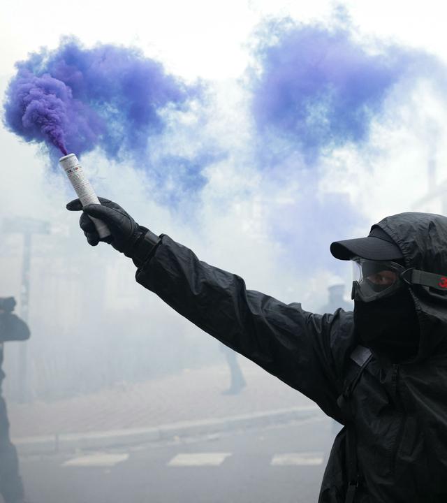 Ein vermummter Demonstrationsteilnehmer ist während eines Protests in Straßburg zu sehen. (Archiv)