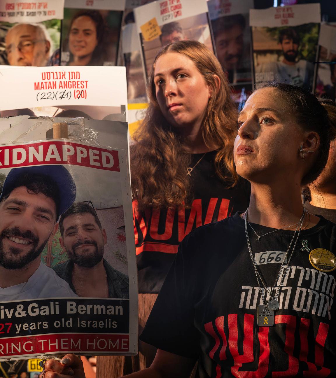 2. August 2025, Tel Aviv, Israel: Doron Steinbrecher, ein ehemaliger Geisel, der in Tunneln der Hamas festgehalten wurde, ist während einer großen Demonstration zu sehen, bei der nach 666 Tagen in Gaza die Freilassung der Geiseln und ein Ende des Krieges gefordert werden. 