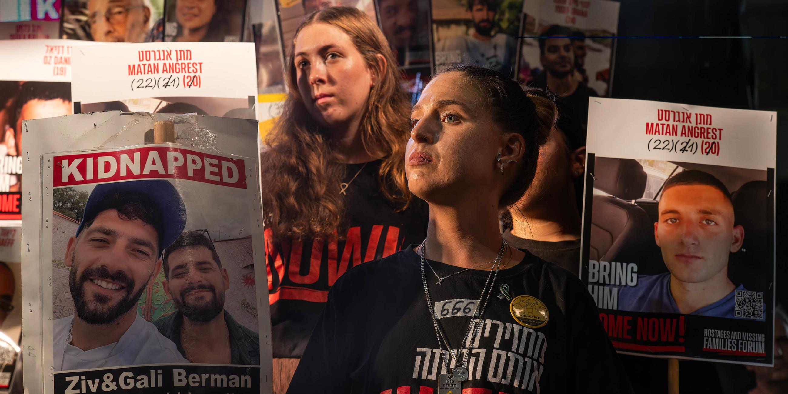 2. August 2025, Tel Aviv, Israel: Doron Steinbrecher, ein ehemaliger Geisel, der in Tunneln der Hamas festgehalten wurde, ist während einer großen Demonstration zu sehen, bei der nach 666 Tagen in Gaza die Freilassung der Geiseln und ein Ende des Krieges gefordert werden. 