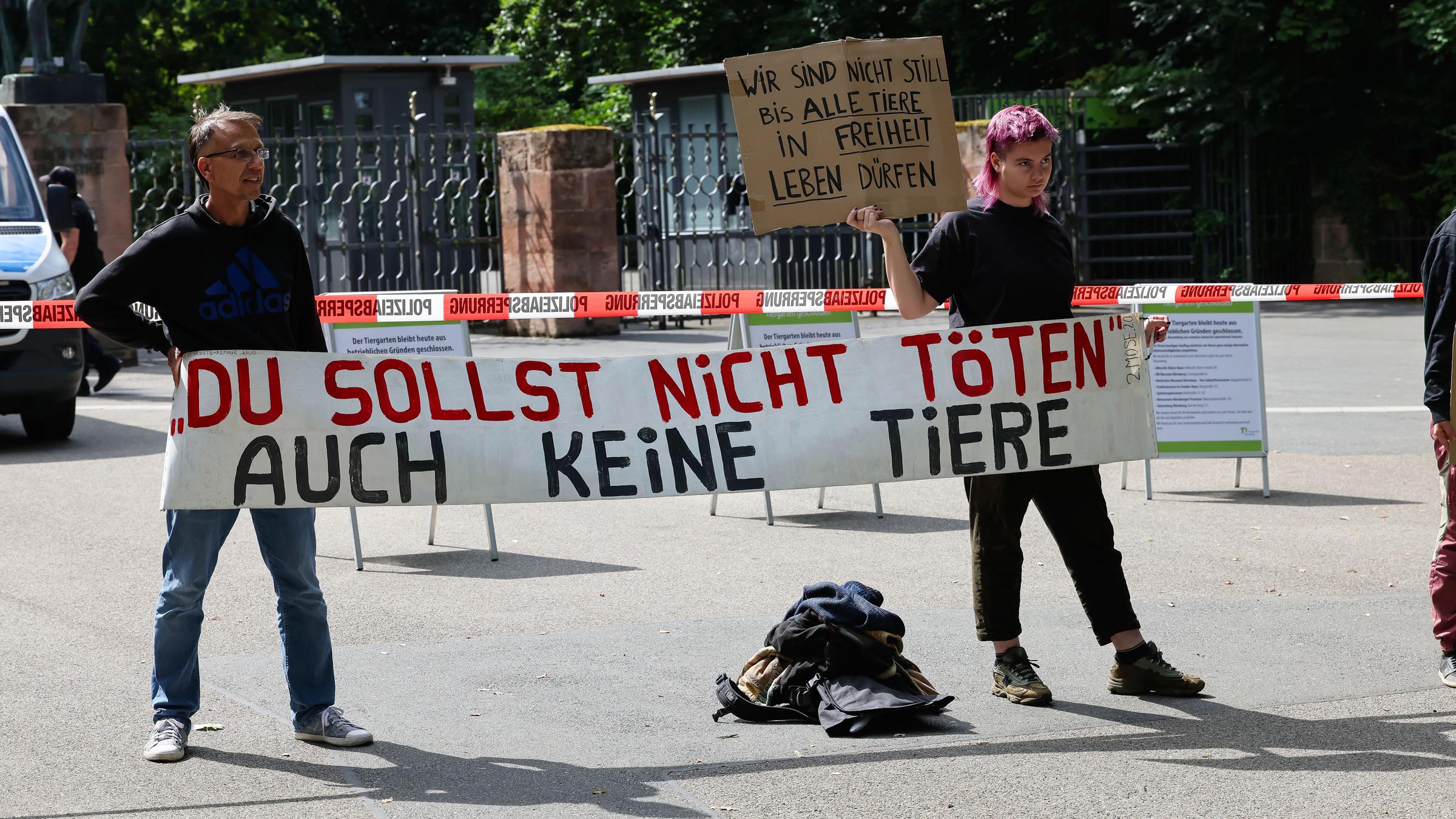 Nürnberg: Animal Rebellion und vereinzelte Demonstranten anderer Gruppierungen stehen mit Protestschildern "Du Sollst nicht töten auch keine Tiere" und "Wir sind nicht still, bis alle Tiere in Freiheit leben" vor dem Tiergarten Nürnberg.