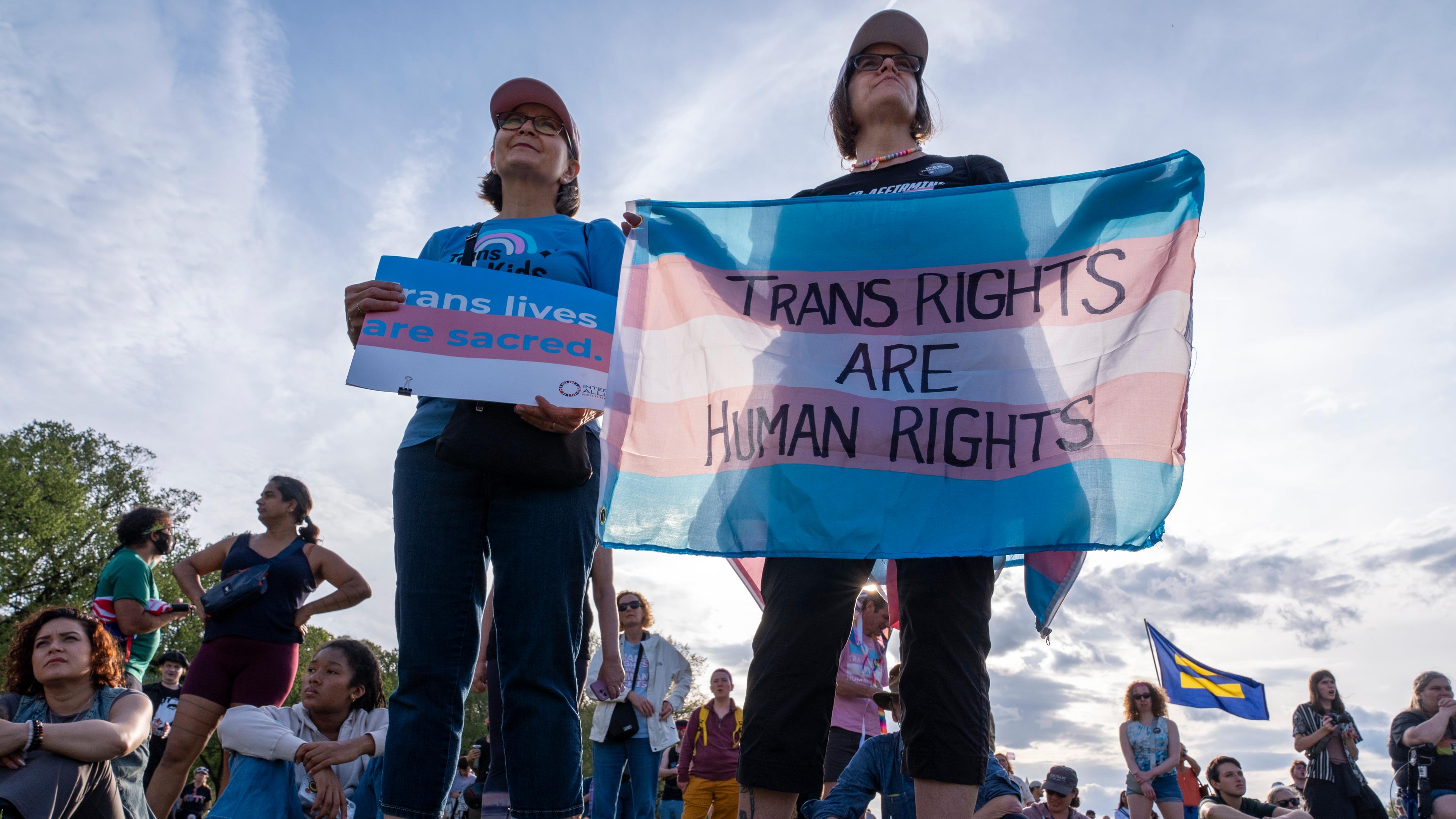 Elizabeth Fogarty (l) und Laura Tinter nehmen an einer Kundgebung zum «Trans Day of Visibility», dem Internationalen Tag für die Sichtbarkeit von Trans-Personen, teil.