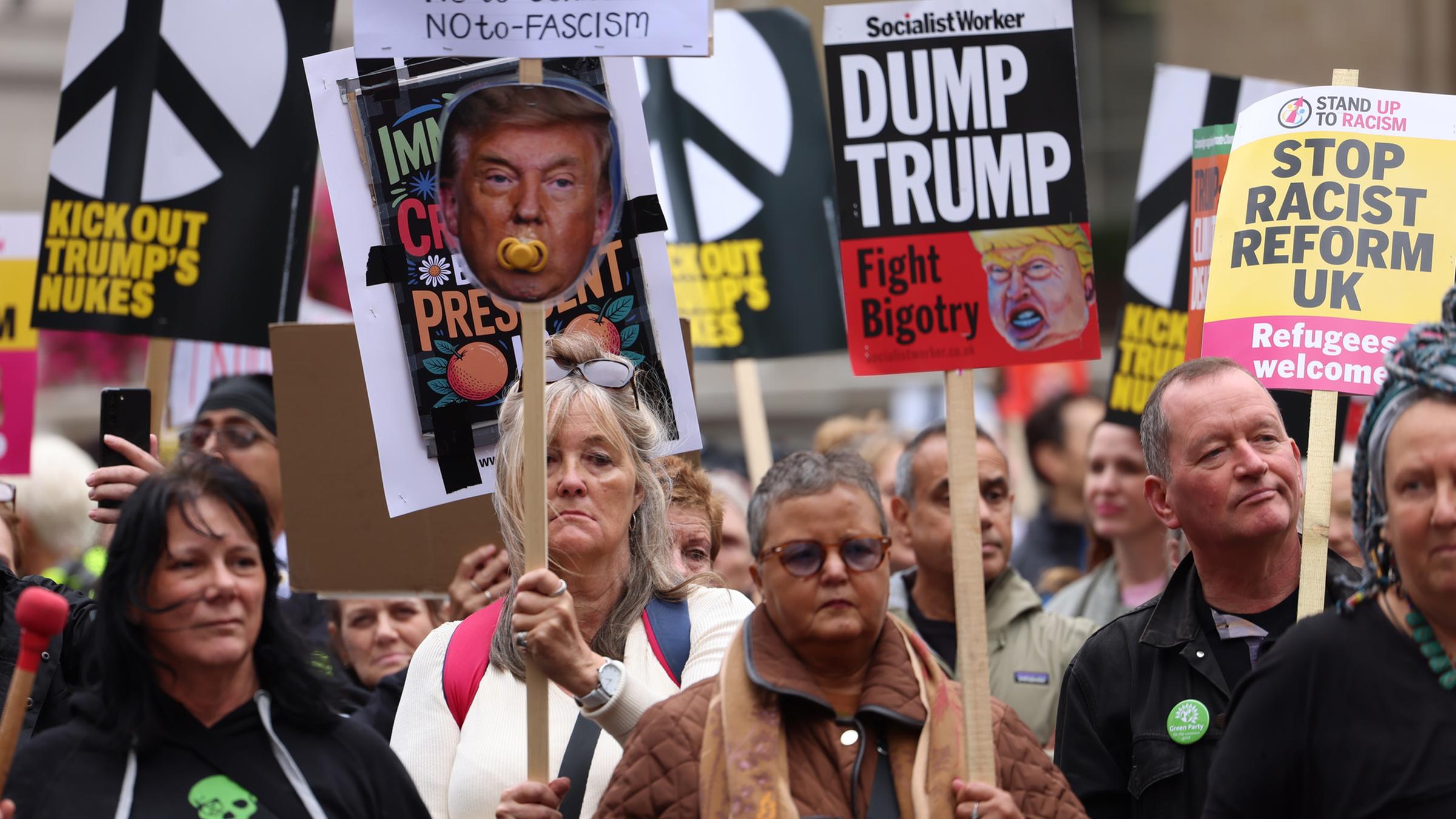 Keine Fans: Protestierende halten Plakate vor der Großdemonstration der "Stop Trump"-Koalition in London.
