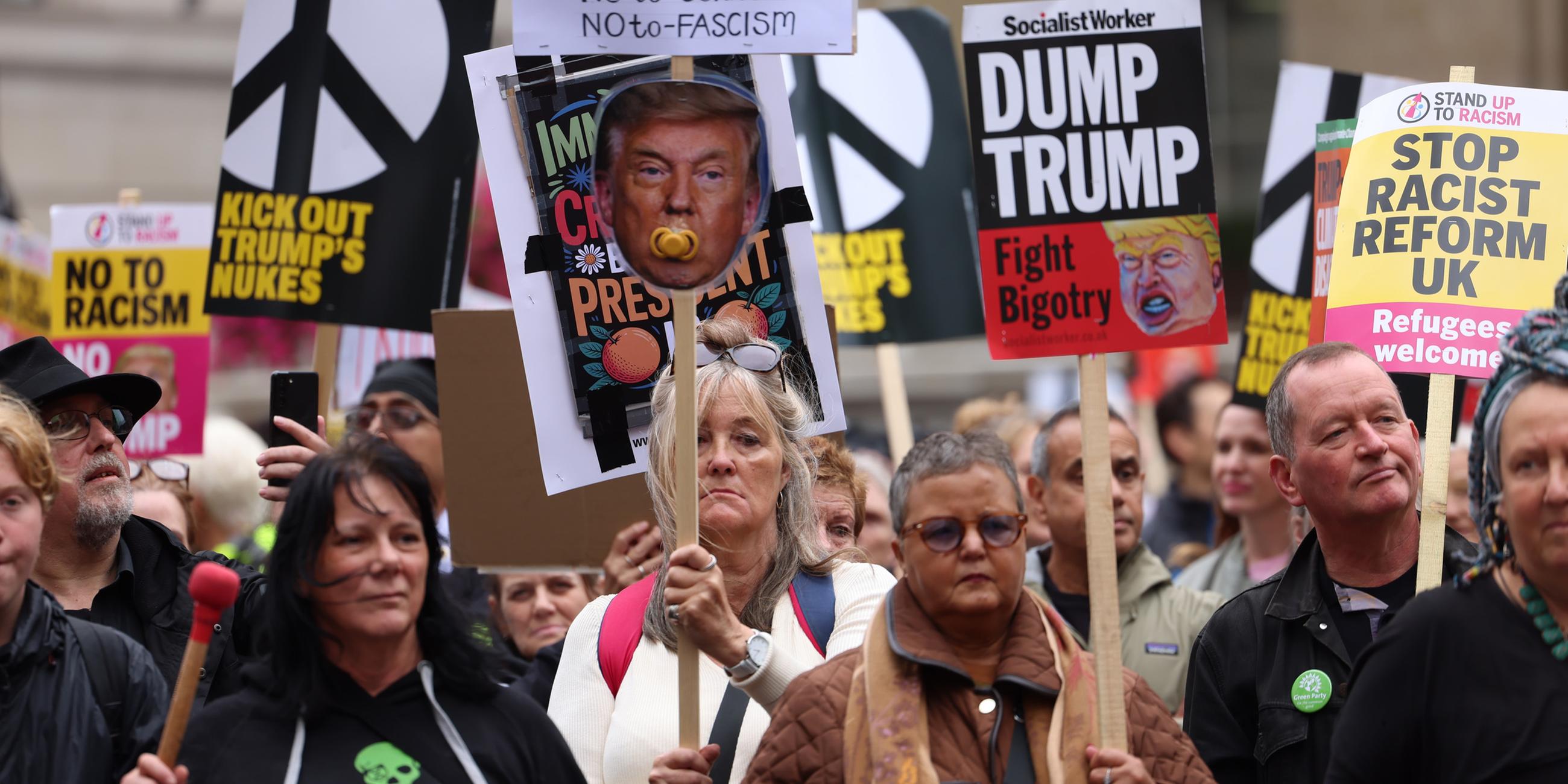 Keine Fans: Protestierende halten Plakate vor der Großdemonstration der "Stop Trump"-Koalition in London.