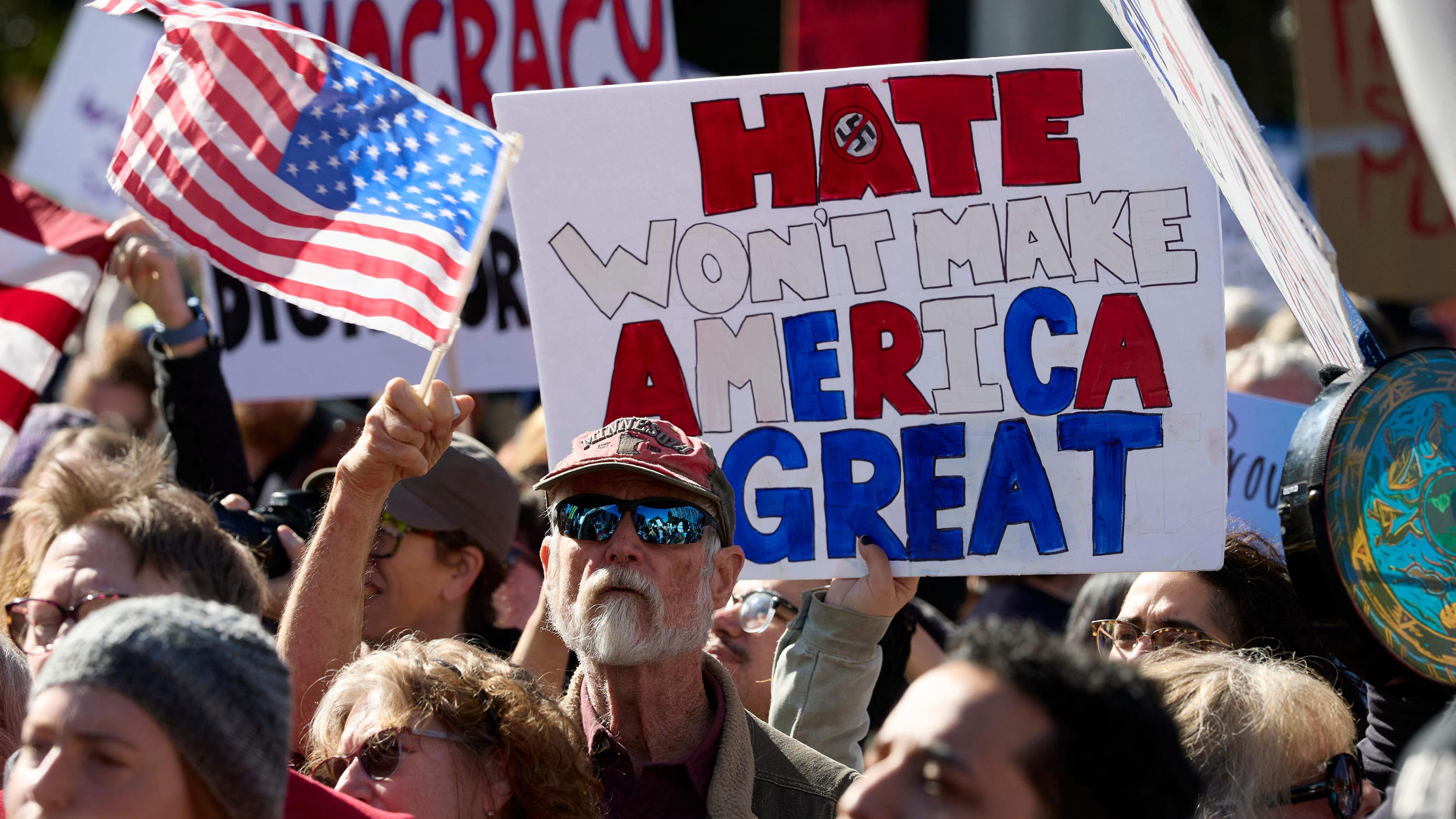 Demonstranten protestieren gegen die Trump-Regierung im kalifornischen Sacramento.