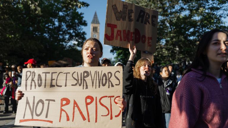 Studierende protestieren gegen den Umgang der Cornell University mit einem Fall sexueller Gewalt, aufgenommen am 05.10.2026