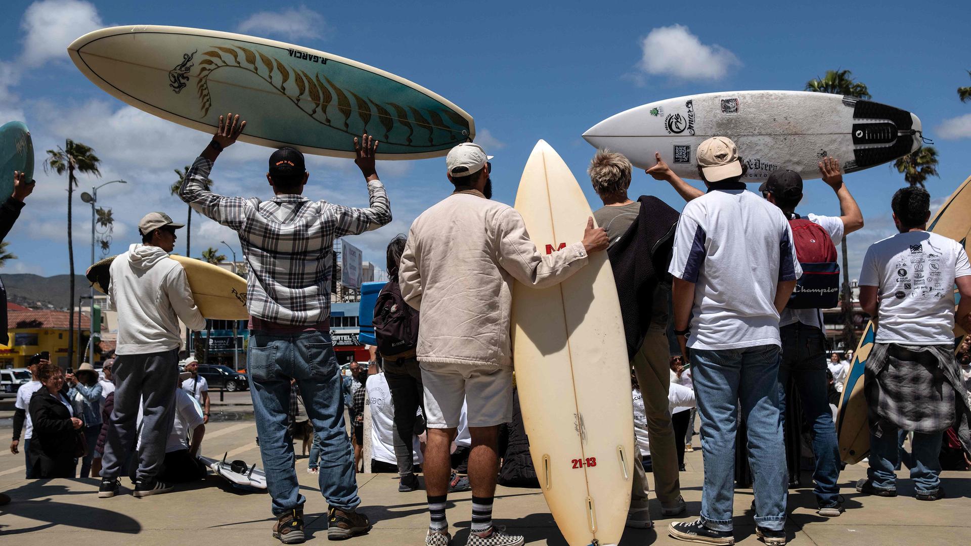 Mitglieder der Surfergemeinde protestieren in Ensenada gegen die Unsicherheit nach dem Verschwinden zweier Australier und eines Amerikaners während eines Surftrips.