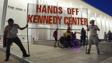 Vor dem Kennedy Center in Washington protestieren Menschen am 18.09.2026, gegen die Drohungen von Präsident Donald Trump, das Zentrum für darstellende Künste abzureißen. 