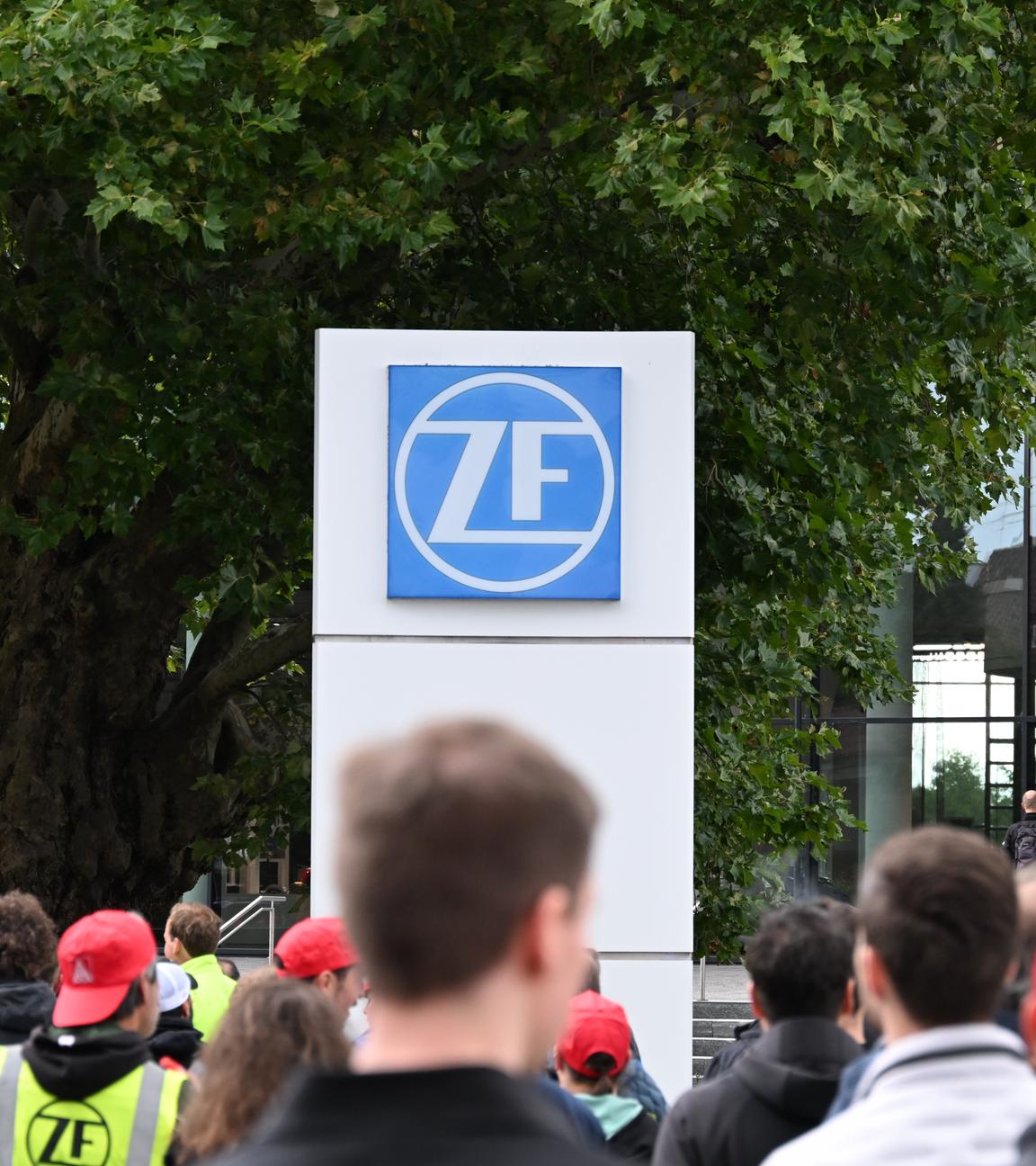29.07.2025, Baden-Württemberg, Friedrichshafen: Mitarbeiter der ZF Friedrichshafen laufen in einem Demonstrationszug zum Forum des Automobilzulieferer-Konzerns.