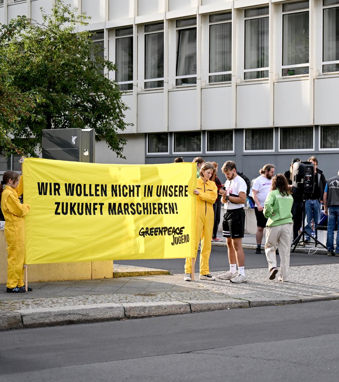 Aktivsten bereiten sich zu einer Protestaktion gegen den Wehrdienst vor.