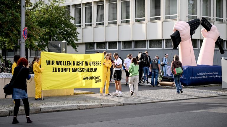 Aktivsten bereiten sich zu einer Protestaktion gegen den Wehrdienst vor.