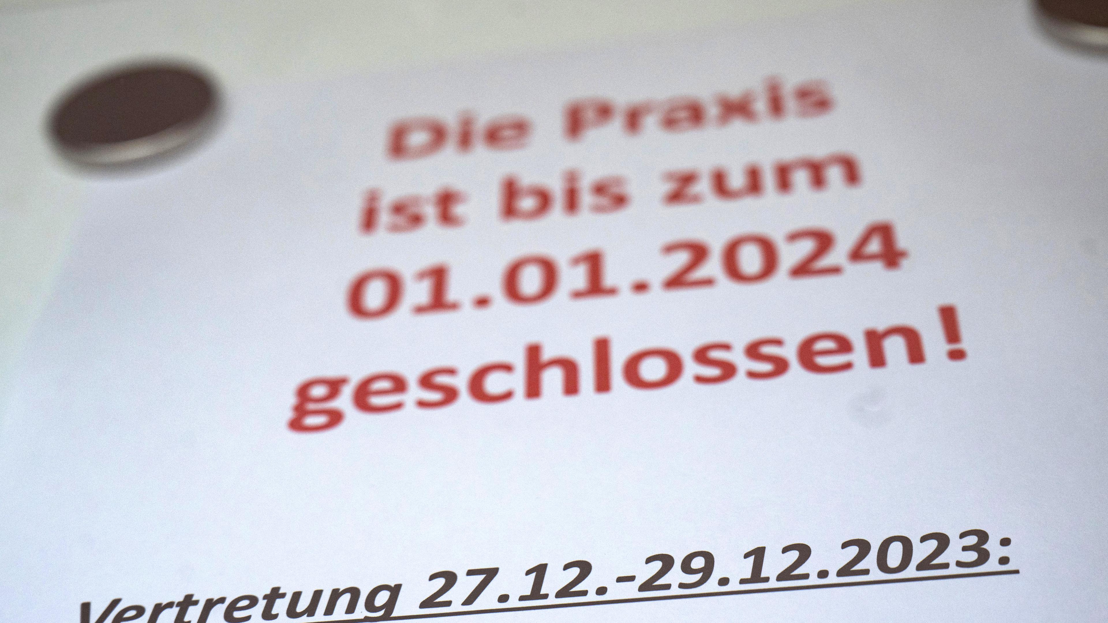 Baden-Württemberg, Altenriet: Ein Schild weist an der Eingangstür einer Arztpraxis auf die Schließung bis zum 01.01.2024 hin.