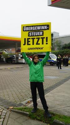 uebergewinnsteuer jetzt! - Greenpeace Protestaktion an einer Hamburger Tankstelle