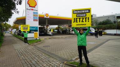Greenpeace kapert Tankstelle: Protest gegen hohe Gewinne