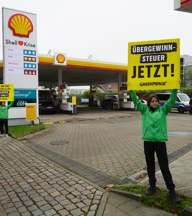 uebergewinnsteuer jetzt! - Greenpeace Protestaktion an einer Hamburger Tankstelle