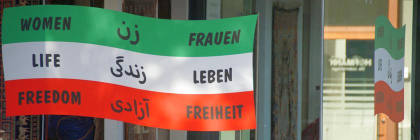 Aus Solidarität mit der Protestbewegung im Iran gegen das dortige Mullah-Regime hat ein Exil-Iraner in Bremen die Schaufenster seines Teppichgeschäfts mit Protestaufklebern versehen. 