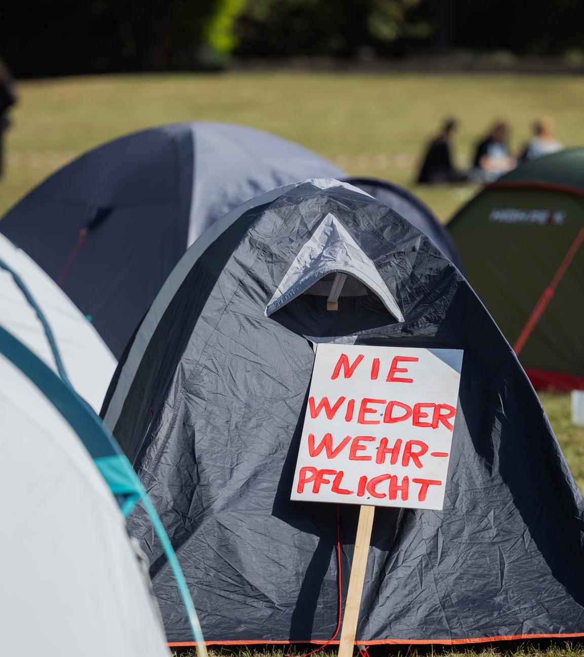 "Nie wieder Wehrpflicht" steht auf einem Schild im Protestcamp des Bündnisses Rheinmetall Entwaffnen.