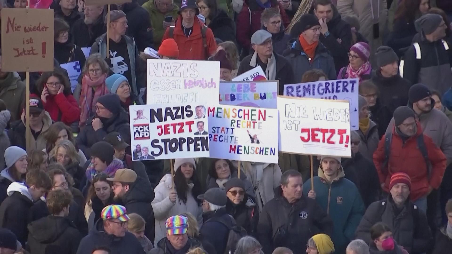 Auf dem Bild sieht man Menschen auf einer Demo gegen Rechtsextremismus.