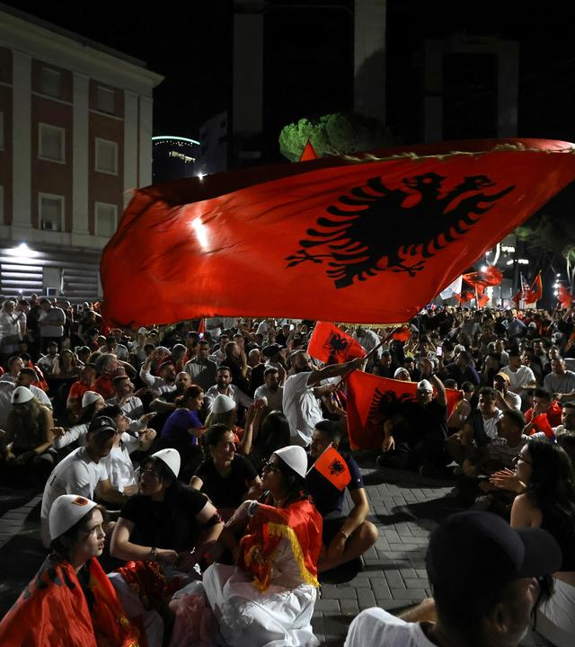 Demonstranten nehmen in Tirana, Albanien, an einer Kundgebung gegen ein Küstenentwicklungsprojekt im Westen Albaniens teil. 