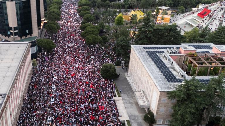 In der Innenstadt von Tirana versammeln sich am 21. aufeinanderfolgenden Protesttag Tausende Demonstrierende, um gegen ein geplantes Luxus-Tourismusprojekt zu protestieren, das mit Jared Kushner in Verbindung steht.