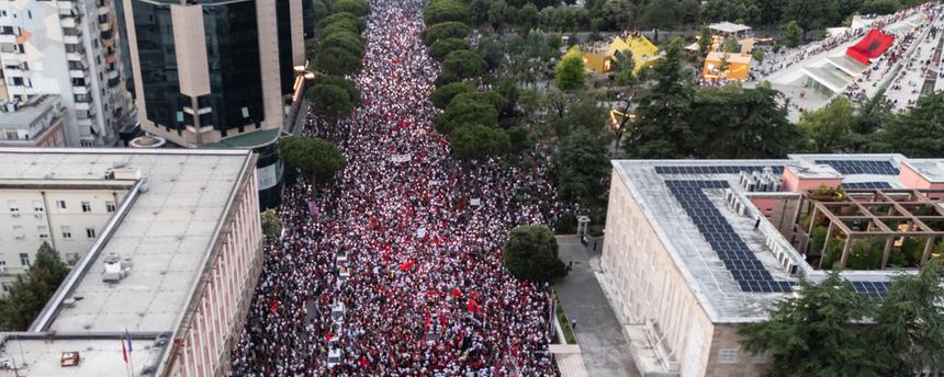 In der Innenstadt von Tirana versammeln sich am 21. aufeinanderfolgenden Protesttag Tausende Demonstrierende, um gegen ein geplantes Luxus-Tourismusprojekt zu protestieren, das mit Jared Kushner in Verbindung steht.