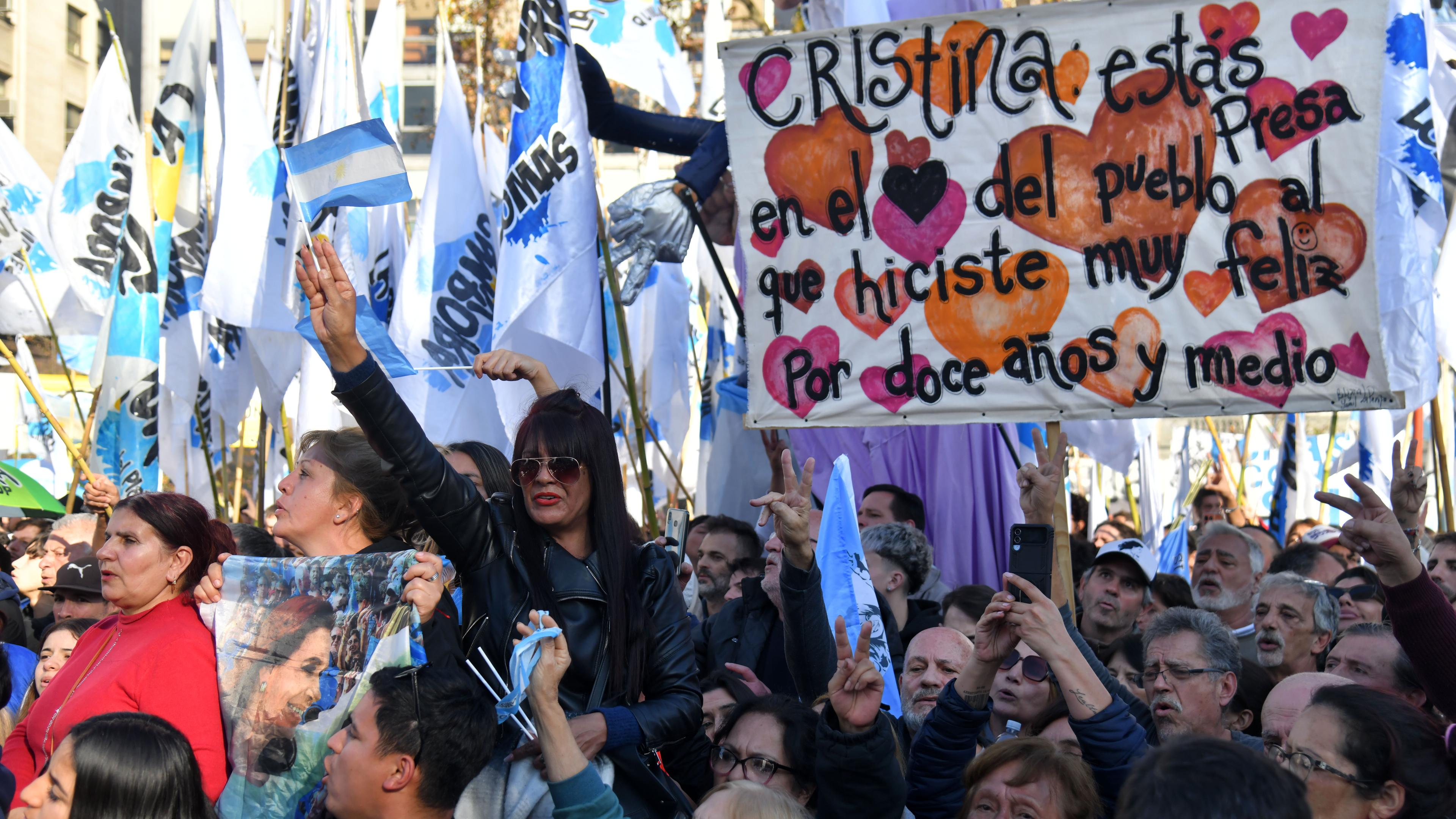 Protestierende Menschen in Buenos Aires