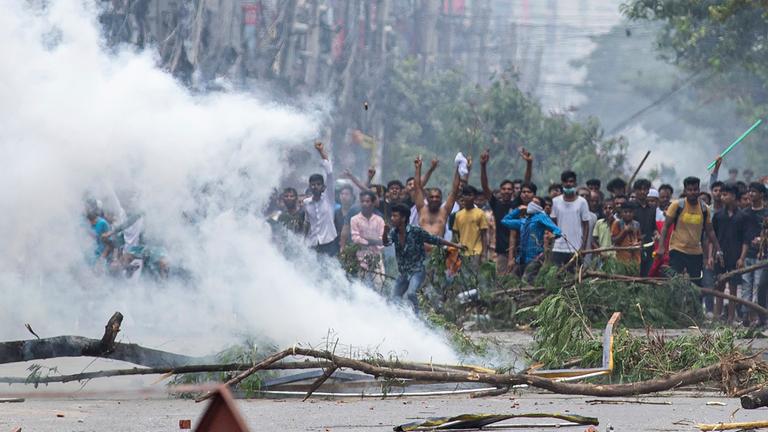 Studenten stoßen bei einem Protest gegen das Quotensystem im öffentlichen Dienst in Dhaka, Bangladesch, am Freitag, 19.07.2024, mit der Polizei zusammen.