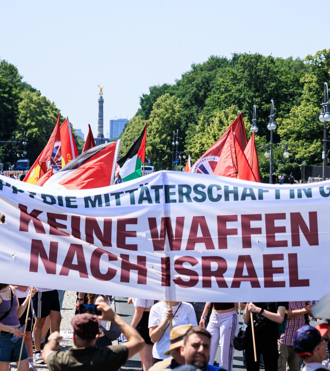 14.06.2025, Berlin: Teilnehmer der Kundgebung der Friedensinitiative "Solidarität mit Palästina! Keine Waffenlieferungen an Israel" demonstrieren mit palästinensischen Fahnen und Bannern für die Solidarität mit den Palästinensischen Gebieten und gegen die Israel-Politik der Bundesregierung.