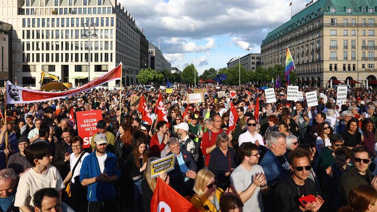 Demonstranten protestieren in Berlin gegen Gewalt an Politikern