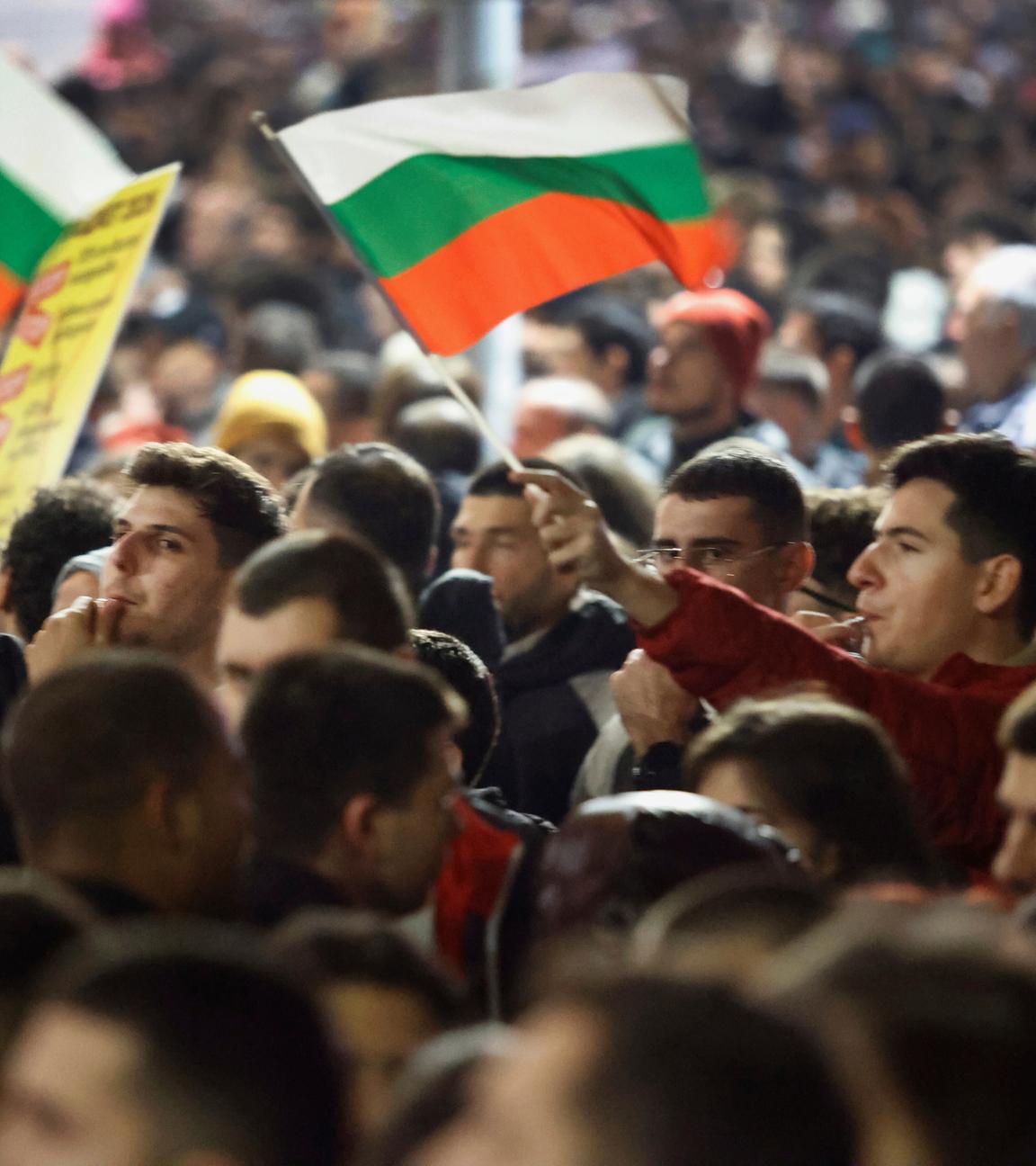 Protestierende pfeifen und schwenken bulgarische Flaggen in Sofia gegen hohe Steuerpläne 2026.