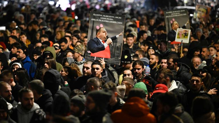 Zu sehen sind Protestierende in der bulgarischen Hauptstadt Sofia, die Schilder hochhalten. 