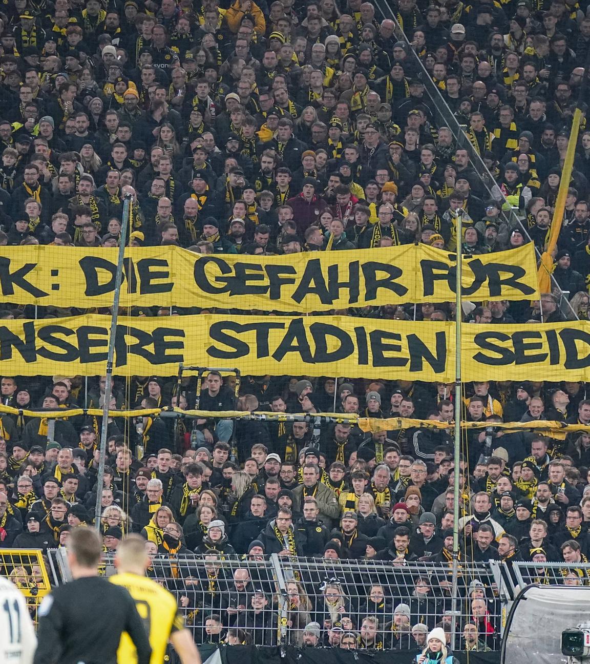 Großes Protestbanner der BVB-Fans
