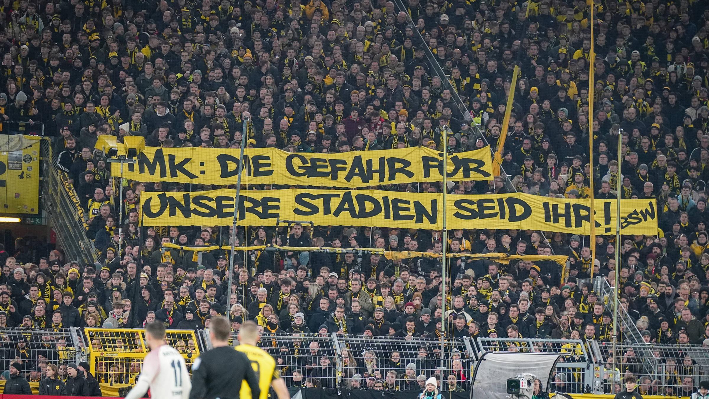 Großes Protestbanner der BVB-Fans