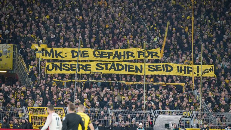 Großes Protestbanner der BVB-Fans