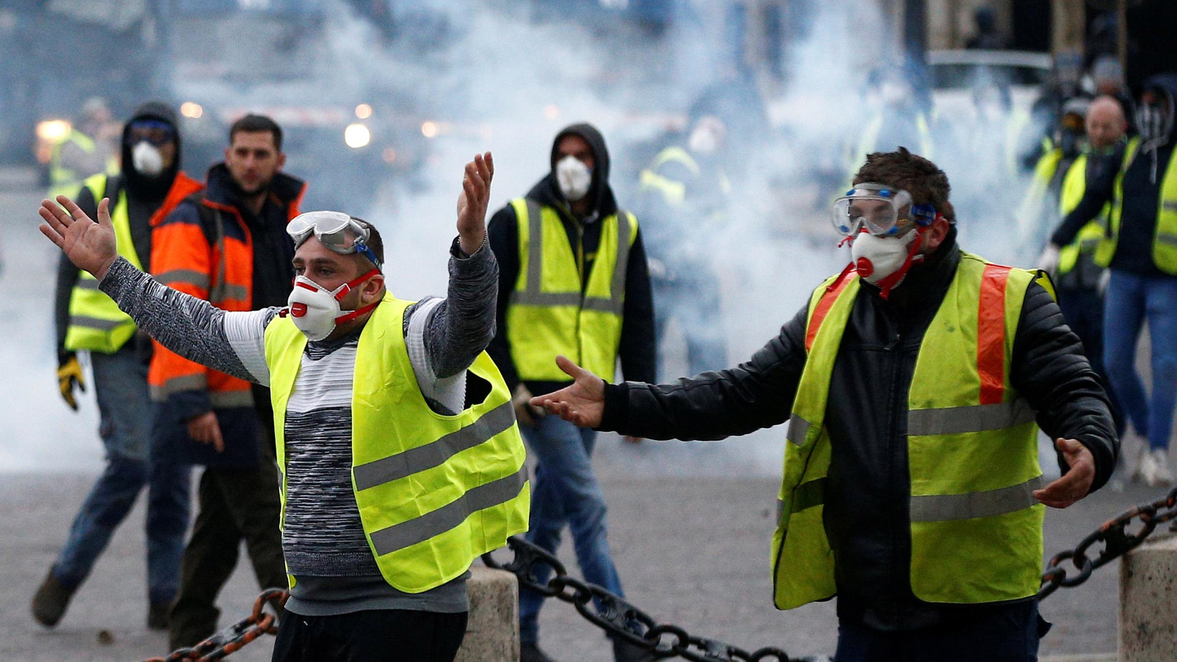 Demonstranten in gelben Westen bei heftigen Protesten in Paris