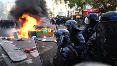 Während Schülerprotesten in Frankreichs Hauptstadt Paris liefern sich Demonstranten Straßenschlachten mit der Polizei.