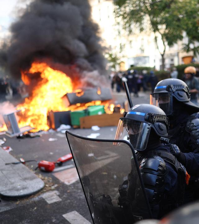 Während Schülerprotesten in Frankreichs Hauptstadt Paris liefern sich Demonstranten Straßenschlachten mit der Polizei.