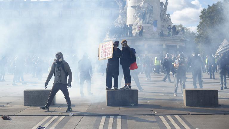 Polizei und Demonstranten geraten während einer Protestkundgebung am 17. Oktober in Paris, Frankreich, aneinander.