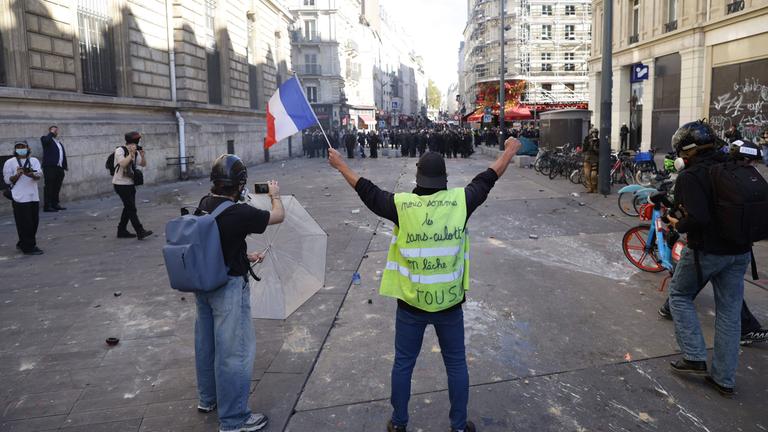 Polizei und Demonstranten geraten während einer Protestkundgebung am 17. Oktober in Paris, Frankreich, aneinander.