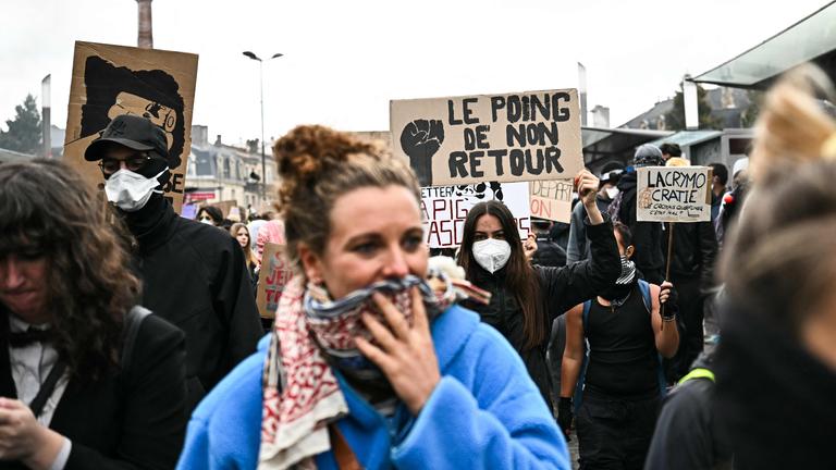 Demonstranten gehen in Bordeaux gegen gestiegene Lebenshaltungskosten auf die Straße.