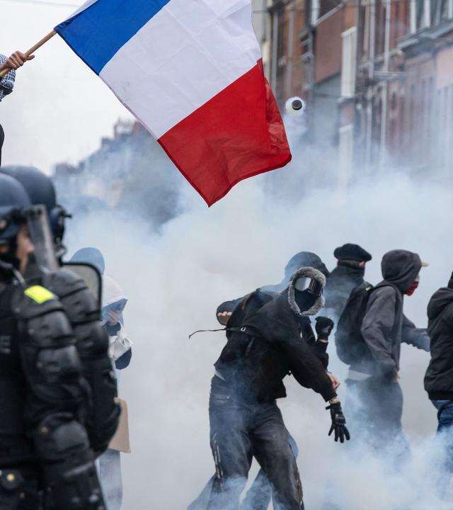 Demonstranten sind am 24. Oktober 2026 in Lille, Frankreich, zu sehen.