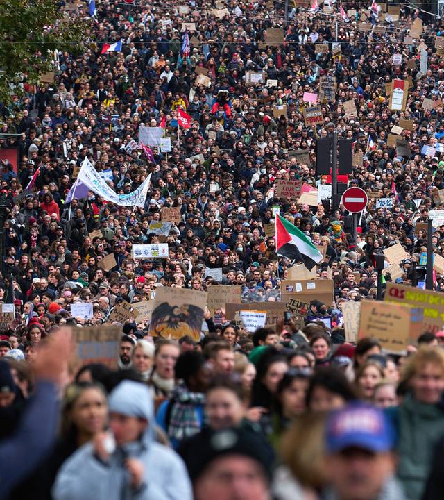 Zahlreiche Demonstranten ziehen von der Porte d'Italie in Paris in Richtung Porte de Vincennes. (Archiv)