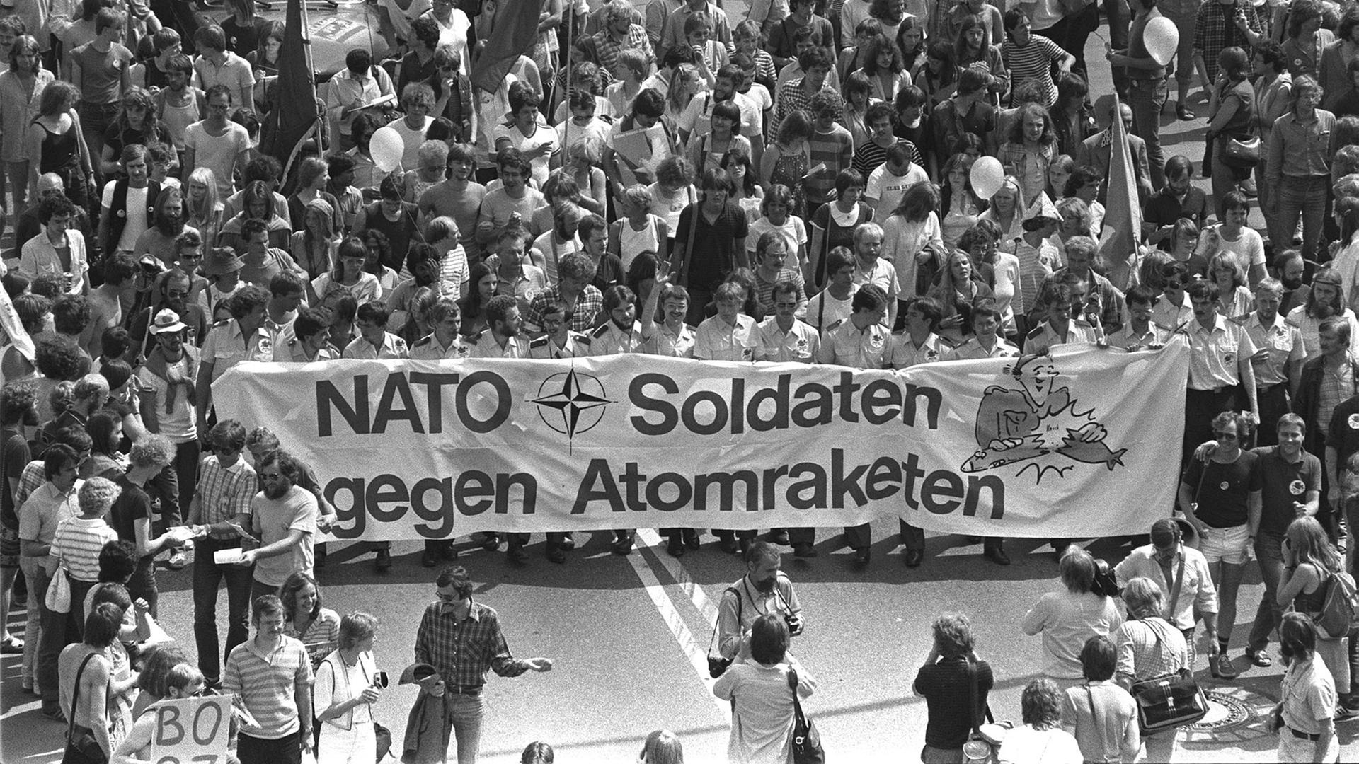 Proteste in Bonn gegen Mittelstreckenraketen