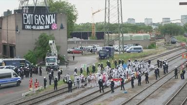 Protestierende auf Bahngleise 