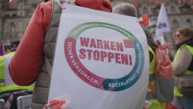 Protestschild gegen die Gestzesreform bei einer Demonstration
