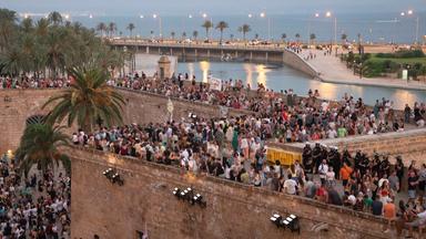 Menschen protestieren in den Straßen von Palma gegen Massentourismus. 