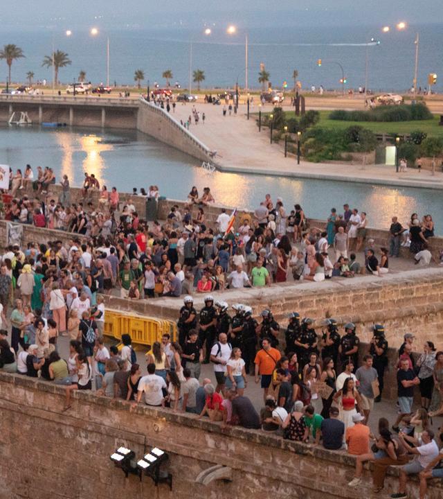 Menschen protestieren in den Straßen von Palma gegen Massentourismus. 
