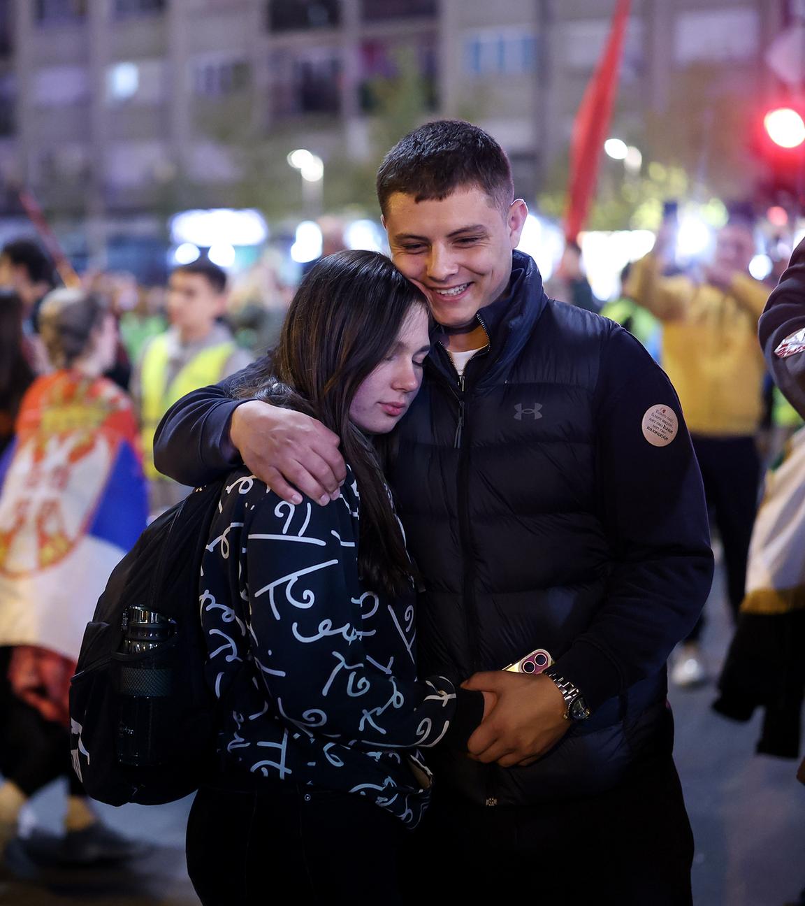Studenten umarmen sich, als sie am 1. November zu einer Großkundgebung nach Novi Sad marschieren, um an den ersten Jahrestag des Bahnhofsunglücks zu erinnern, bei dem 16 Menschen ums Leben kamen.