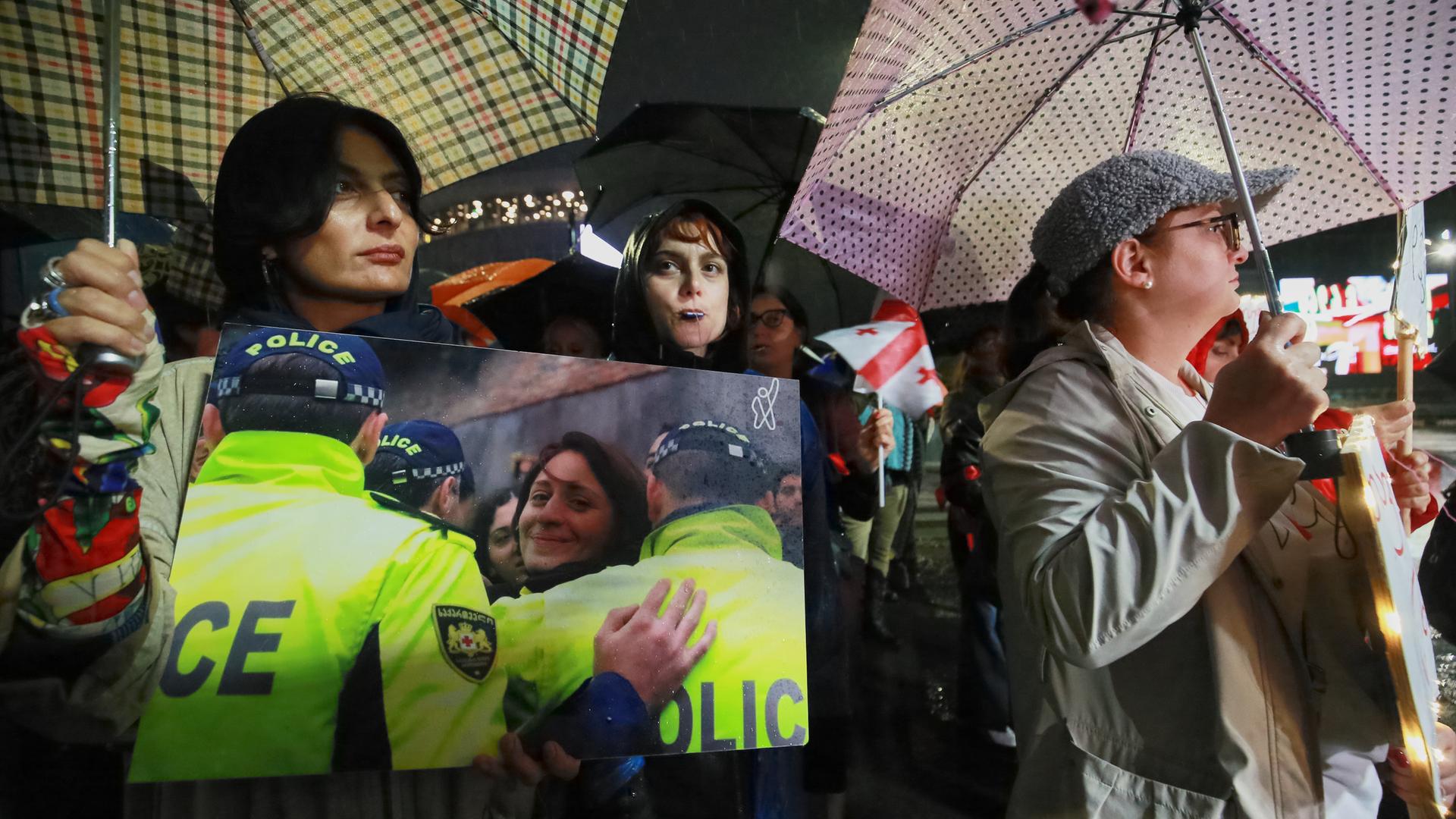 Demonstranten, darunter einer mit einem Foto von Elene Khoshtaria, der Vorsitzenden der Oppositionspartei Droa, die wegen Beschädigung eines Wahlplakats des Bürgermeisters von Tiflis, Kakha Kaladze, inhaftiert ist, versammeln sich am 01.10.2025, um die anti-europäische Haltung der georgischen Regierung anzuprangern und die Freilassung von Gefangenen zu fordern, die im Rahmen der Unterdrückung politischer Gegner im Vorfeld der Kommunalwahlen inhaftiert wurden.