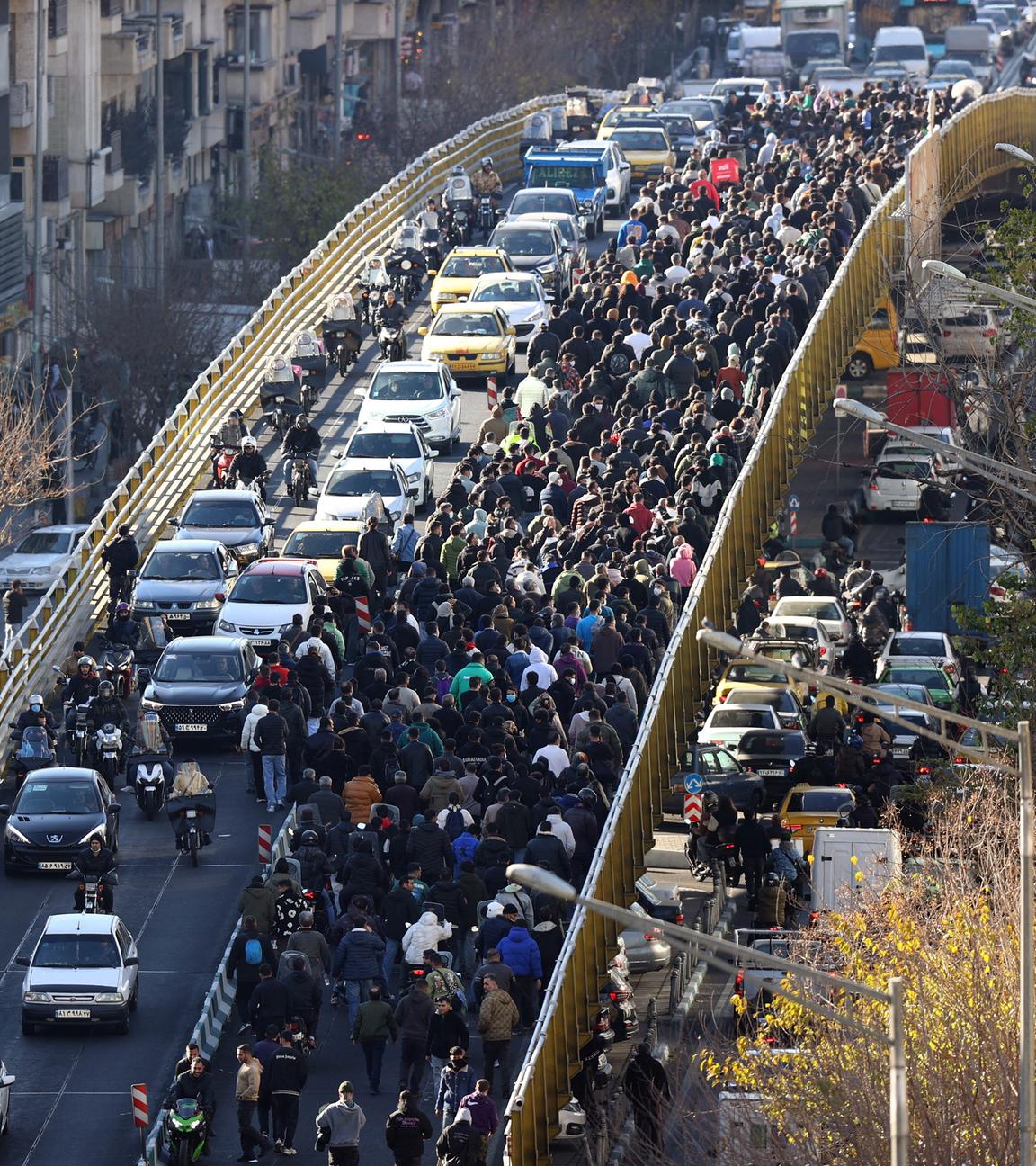 Iranische Ladenbesitzer und Händler protestieren gegen die wirtschaftlichen Bedingungen in Teheran, Iran, 29.12.2025. 